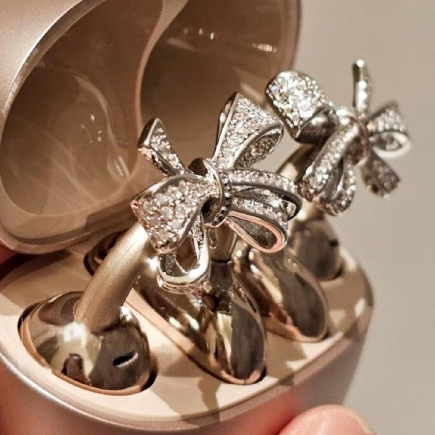 Bow Rhinestone تزيين سماعات Clip-On – Silver Bow Style D ديزاين فاخر make it long