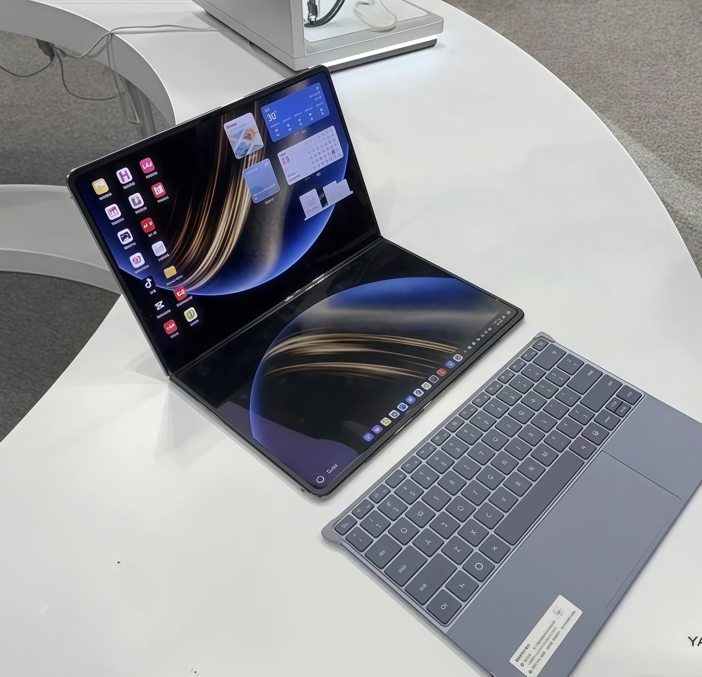 Huawei MateBook Fold Ultimate Design | تصميم هواوي ميتبوك فولد ألتيميت
